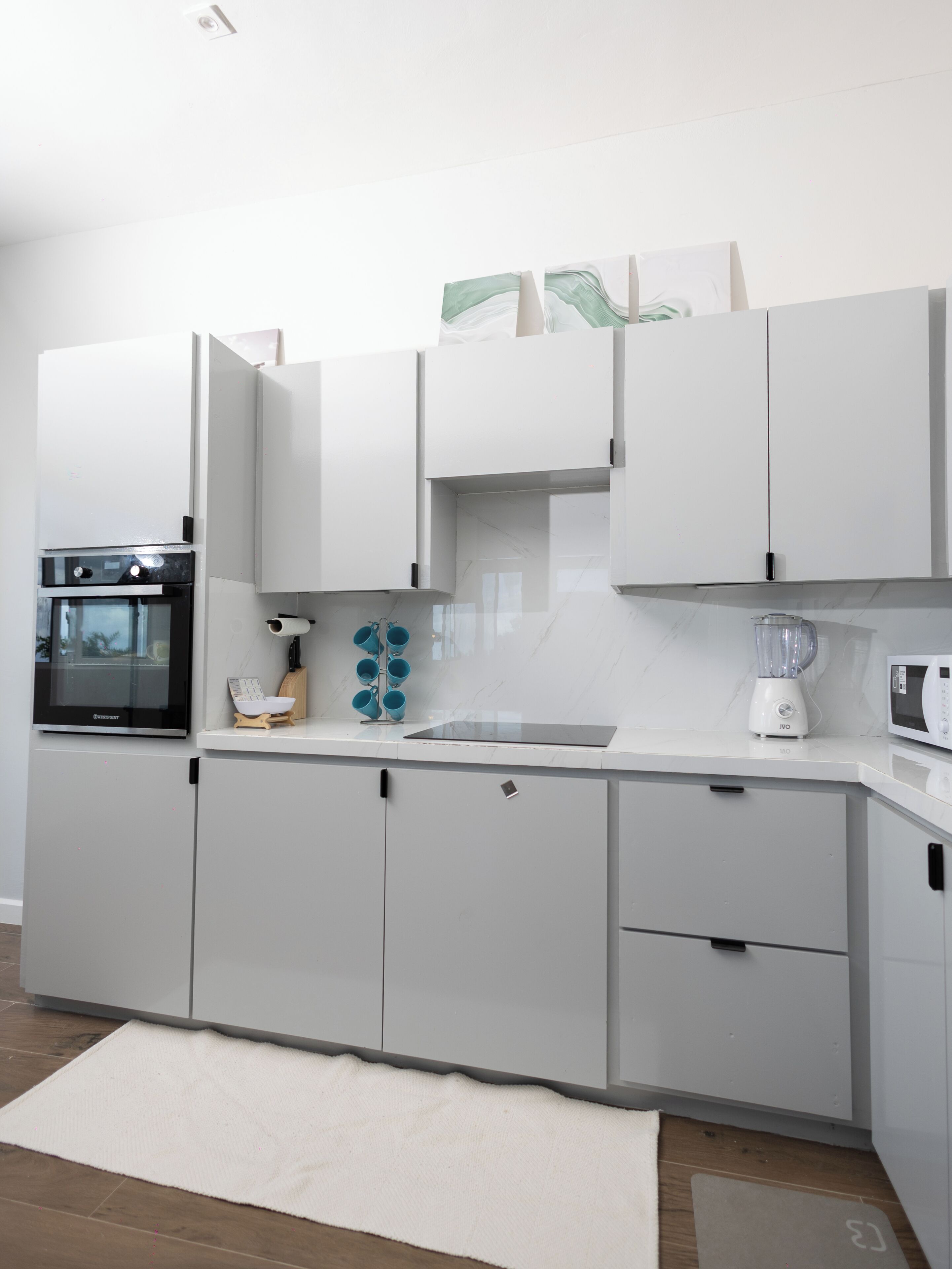 Frigorifero, microonde, forno, piano cottura