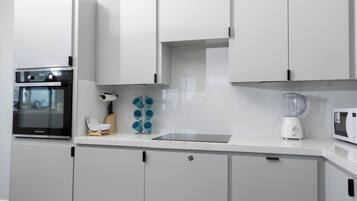 Frigorifero, microonde, forno, piano cottura