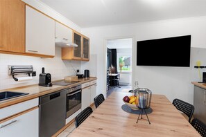Coffee/tea maker, fridge, microwave, oven