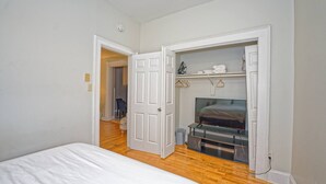Una camera da letto con un letto, una TV e un armadio a muro.