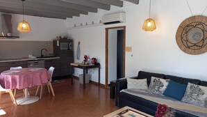 TV - Romantic Getaway in the Basque Country - Private Terrace - Nature and Tranquility (Bidache)