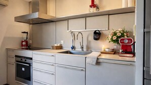 Een moderne keuken met een ingebouwde oven, een spoelbak en een kookplaat.