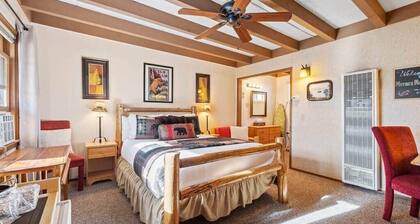 Rm. 10, Queen, pet-friendly