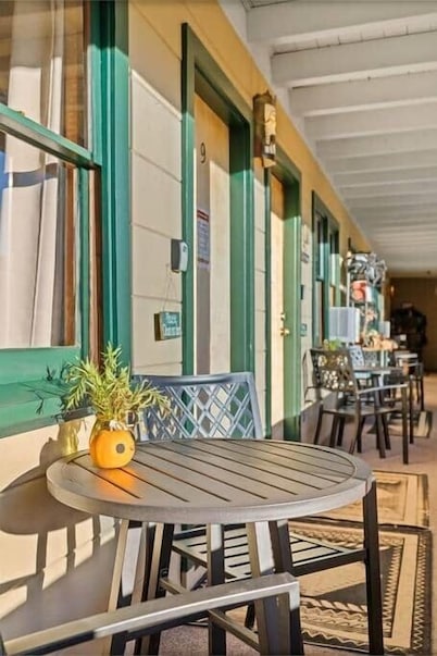 Rm. 10, Queen, pet-friendly