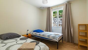 3 bedrooms, iron/ironing board, WiFi, bed sheets