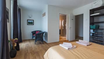 3 makuuhuonetta, silitysrauta/-lauta, Wi-Fi, vuodevaatteet