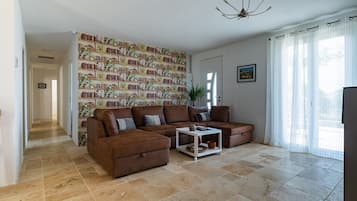 TV, fireplace, DVD player, stereo