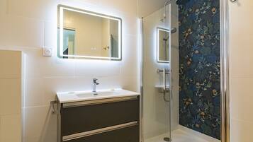 Shower, hair dryer, towels