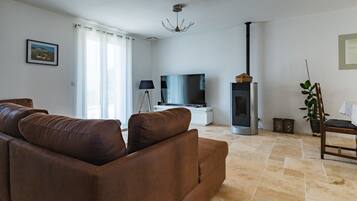 TV, fireplace, DVD player, stereo