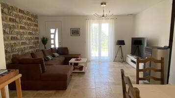 Fernseher, Kamin, DVD-Player, Stereoanlage