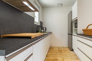 Wasserkocher mit Kaffee-/Teezubehör, Kühlschrank, Mikrowelle, Herdplatte