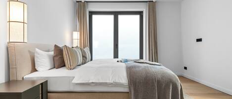 Travel crib, free WiFi, bed sheets