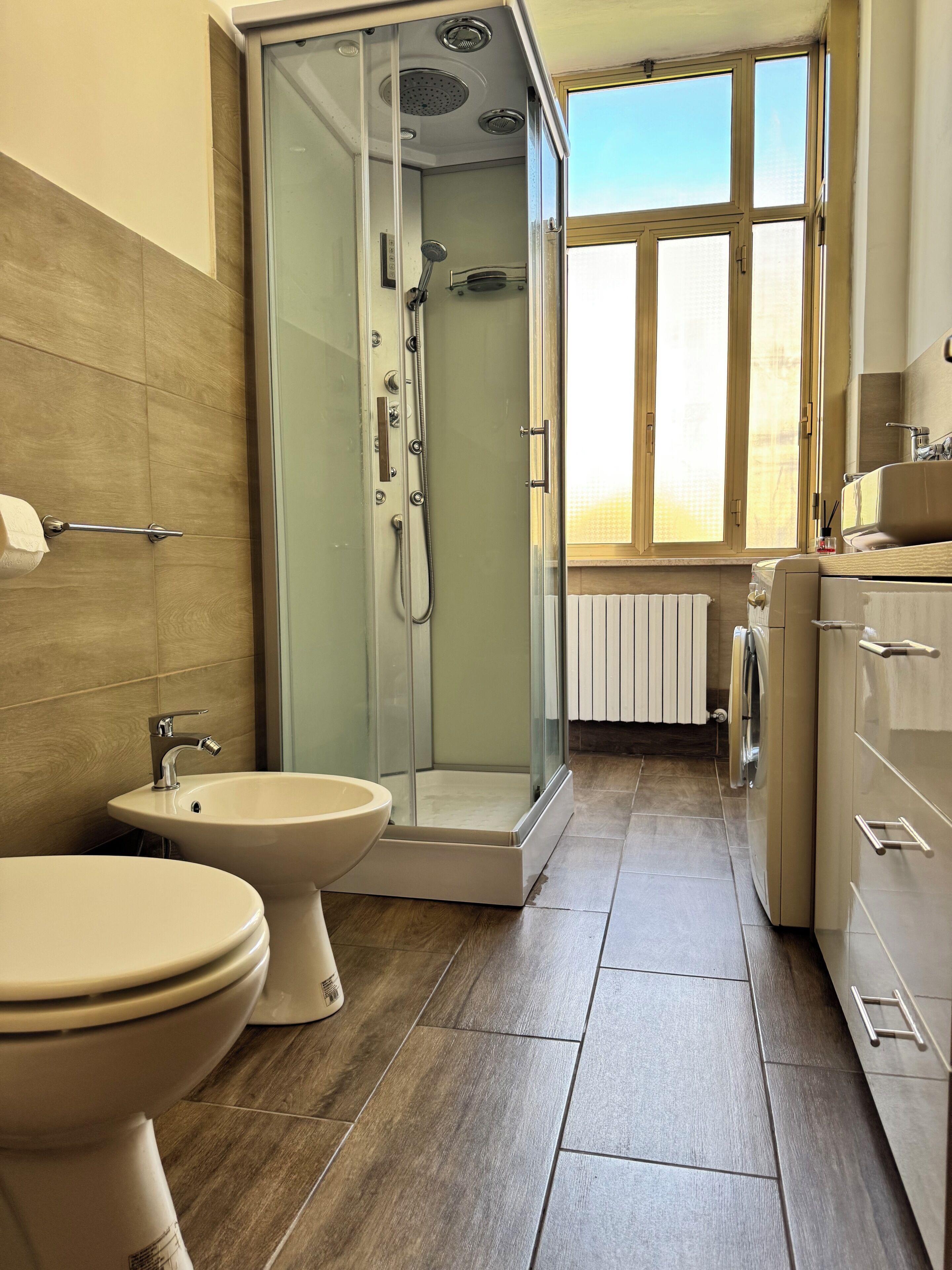 Regadera, secadora de cabello, bidet, toallas 