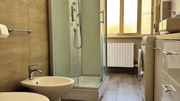 Douche, sĂšche-cheveux, bidet, serviettes fournies