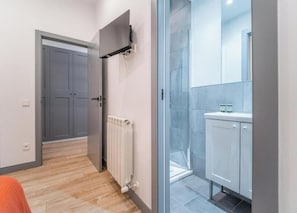 Hair dryer, towels, soap, toilet paper - Premium 4BR Apartment in Madrid's Golden Salamanca District (Madrid)