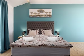 Una cama con cubrecama floral, dos almohadas y un cabecero.