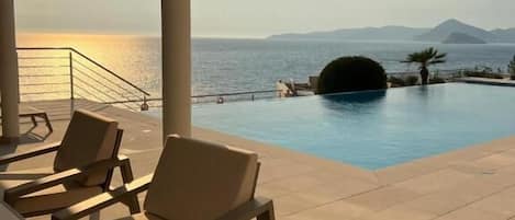 Piscine extérieure en saison