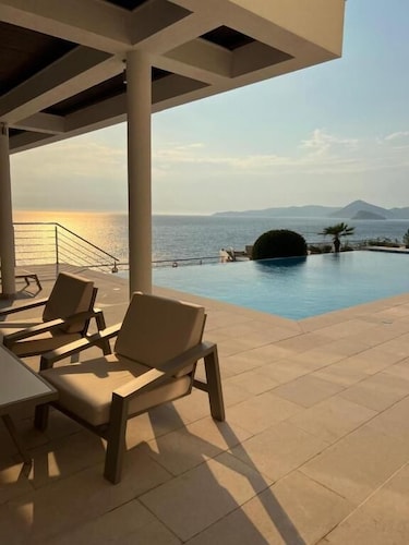 Seafront Luxury Villa Rezevici