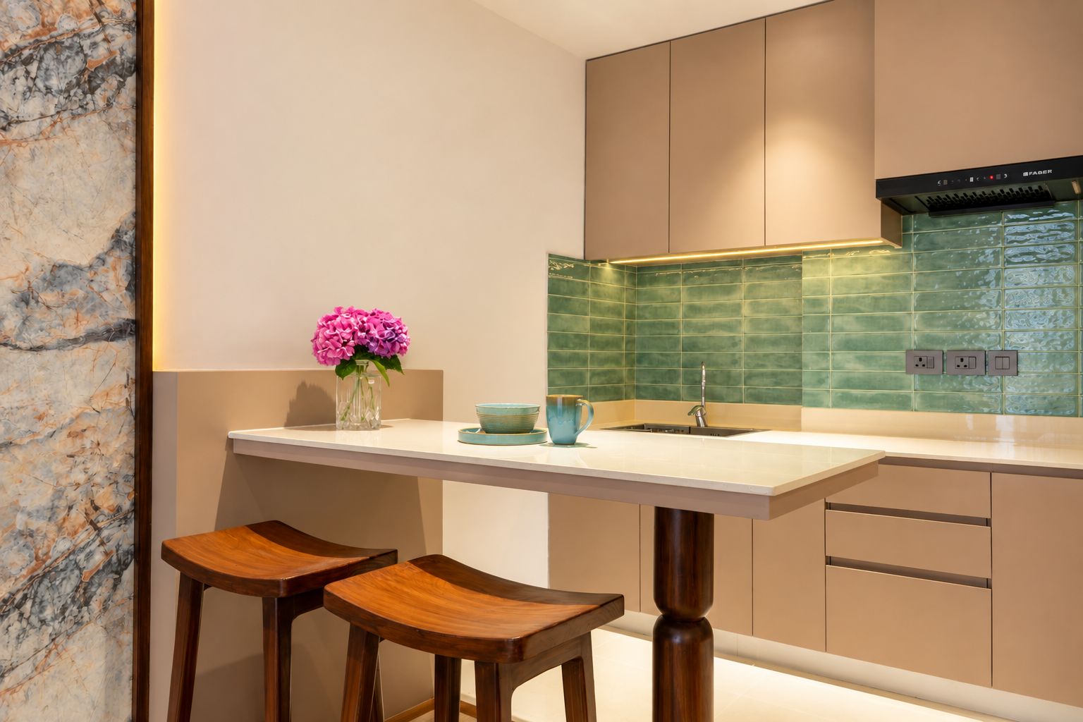 Una cocina moderna con protector contra salpicaduras de mármol, estufa empotrada y encimera blanca.