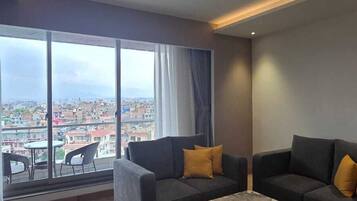 Apartment, 1 Bedroom, City View | Living area