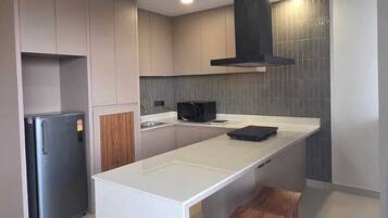 Apartment, 1 Bedroom, City View | Private kitchen