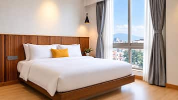 Quarto de hotel moderno com uma cama grande, painéis de madeira na parede, vista para a cidade e uma janela com cortinas.