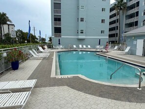 Utomhuspool och uppvärmd pool