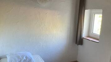 2 bedrooms, iron/ironing board, bed sheets