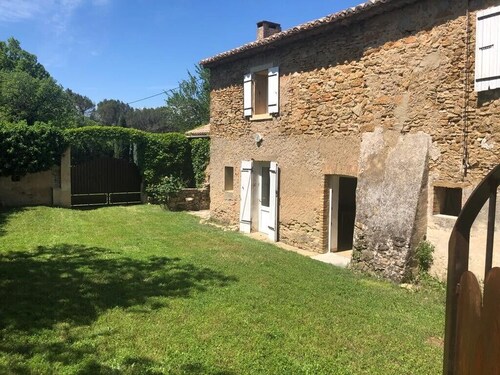 Loue mas provençal aménagé pour 4personnes au milieu des vignes  + accès piscine