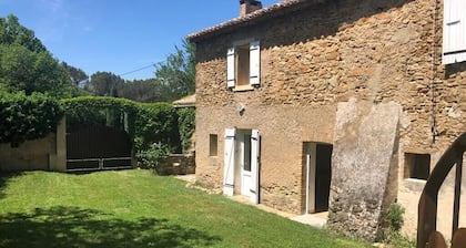 Loue mas provençal aménagé pour 4personnes au milieu des vignes + accès piscine