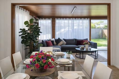 Spacious 4-bed Retreat in Vibrant Footscray