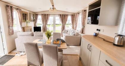 Tattershall Lakes - Hot Tub - Sleeps 6 - Pets