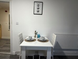 Dining - The Shed - Cosy 2-Bed Flat with Free Parking - Close to City Centre (Cardiff)