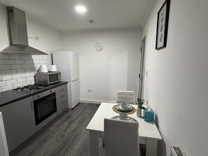 Private kitchen - The Shed - Cosy 2-Bed Flat with Free Parking - Close to City Centre (Cardiff)