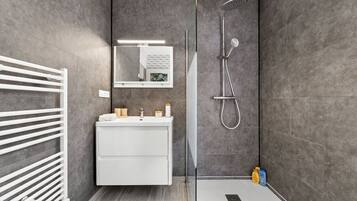Shower, hair dryer, towels
