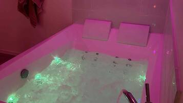 Een bubbelbad, een haardroger, handdoeken, zeep