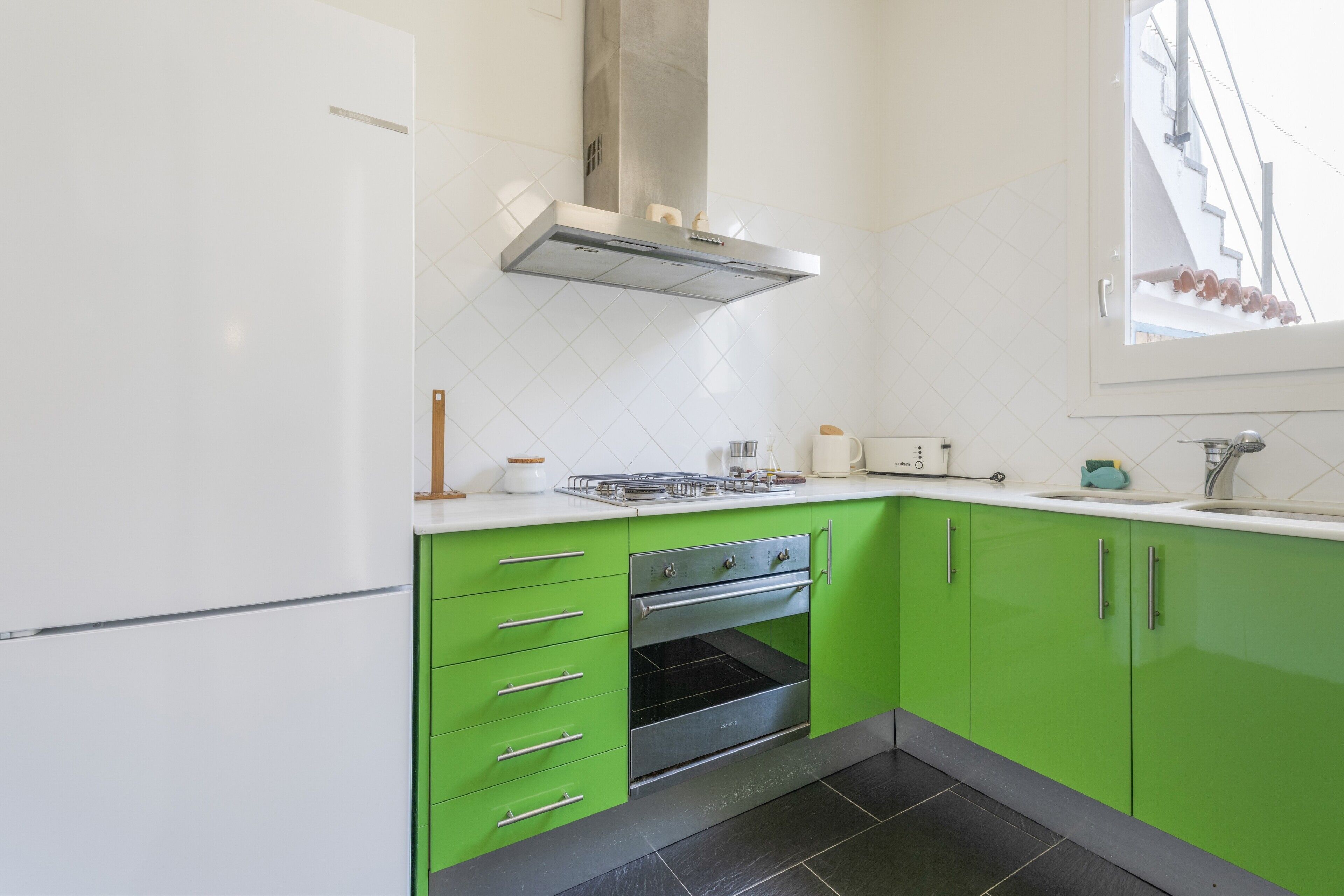 Fridge, oven, stovetop, coffee/tea maker
