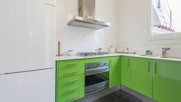 Fridge, oven, stovetop, coffee/tea maker
