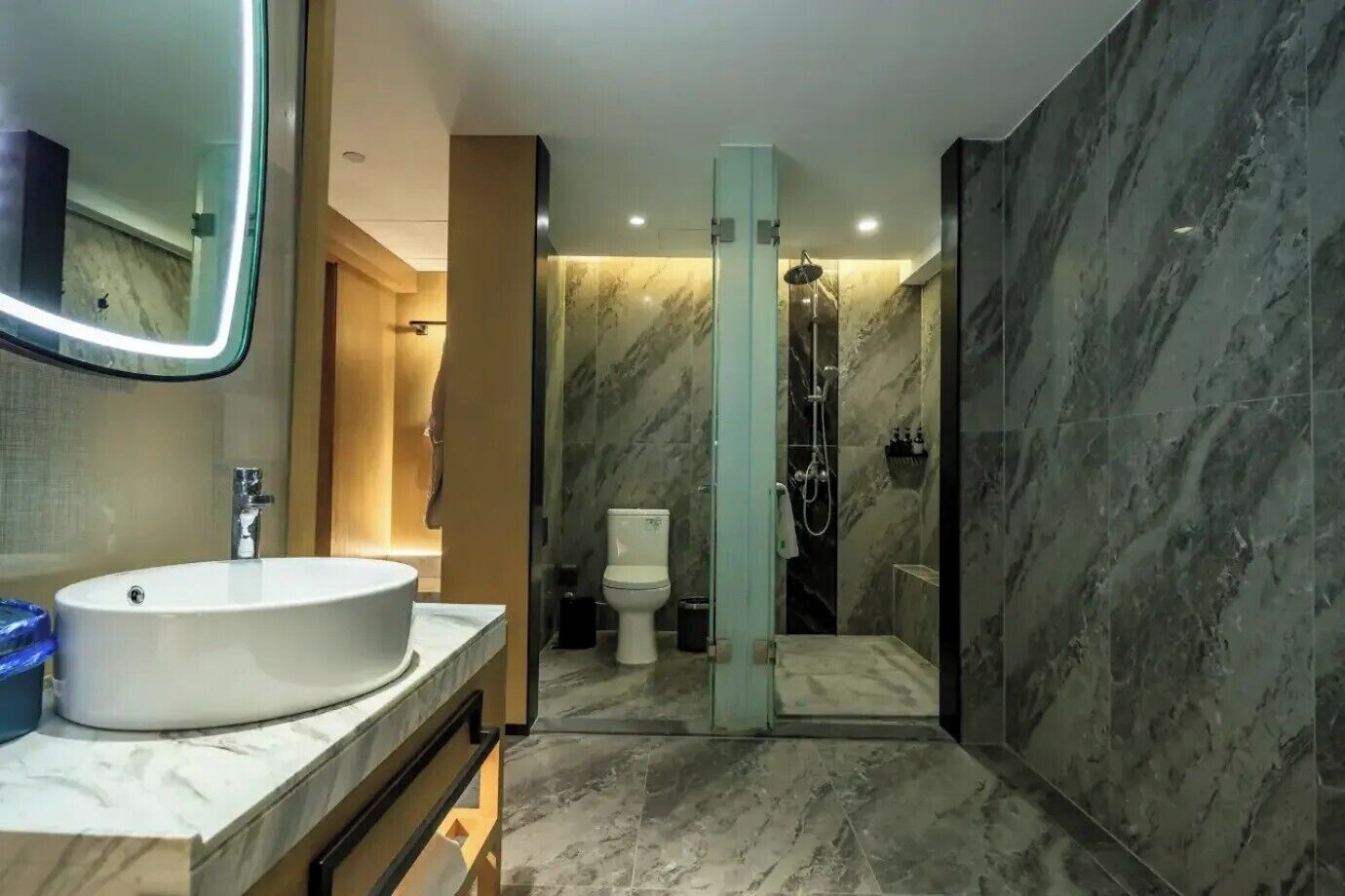 Classic Twin Room, City View | Bathroom | Shower, free toiletries, hair dryer, towels