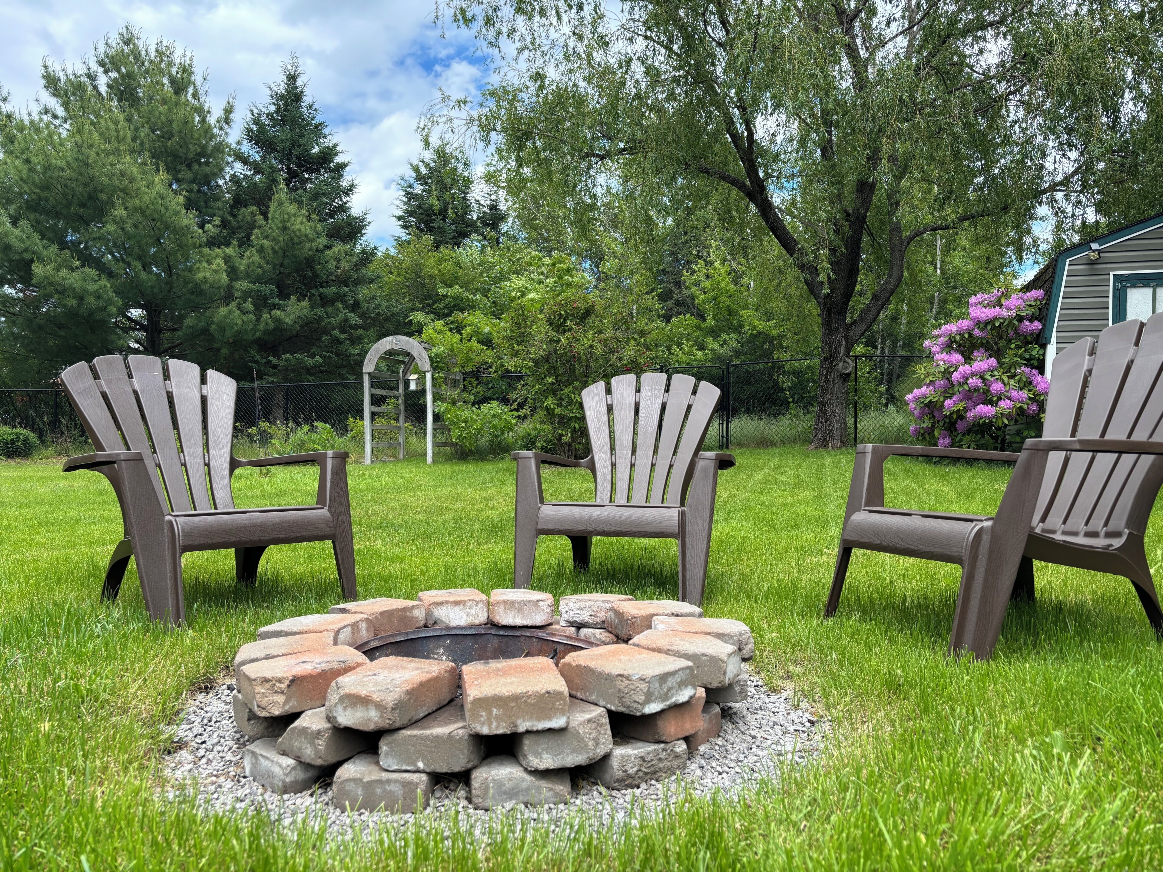 Firepit to enjoy a nice outdoor fire.