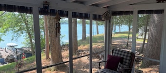 2 Charming cottages on Columbia Lake walking distance to the Wheelhouse & Casino