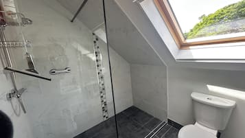 Douche, sĂšche-cheveux, serviettes fournies, savon