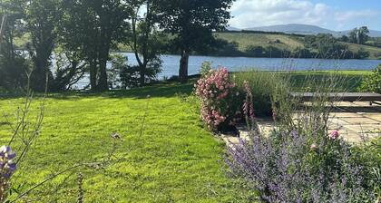 Cosy 2 bedroom holiday apartment in a beautiful quiet area beside a lake.