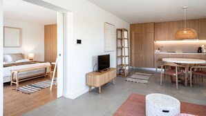 Un appartement moderne comprenant un salon, une cuisine et une chambre à coucher.
