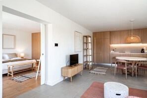 Eine moderne Wohnung mit Wohnzimmer, Küche und Schlafzimmer.