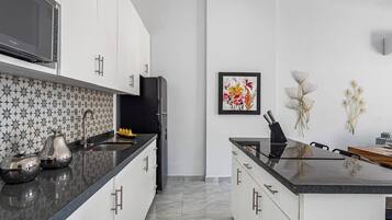 Apartment, Mehrere Betten, eingeschränkter Meerblick (Mara 607 at Morgan Residences) | Eigene Küche