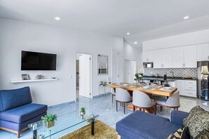 อพาร์ทเมนท์, หลายเตียง, เห็นวิวมหาสมุทรบางส่วน (Mara 607 at Morgan Residences) | บริเวณนั่งเล่น
