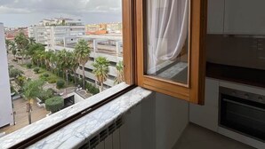 Una cocina con ventana que da a una zona residencial.