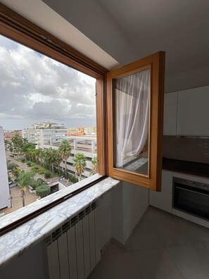 Cucina con una finestra che si affaccia su un quartiere residenziale.
