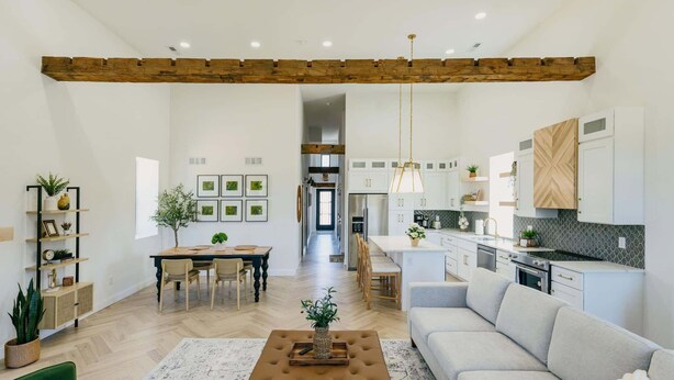 Un salon moderne avec un canapé, une table basse et un coin repas.
